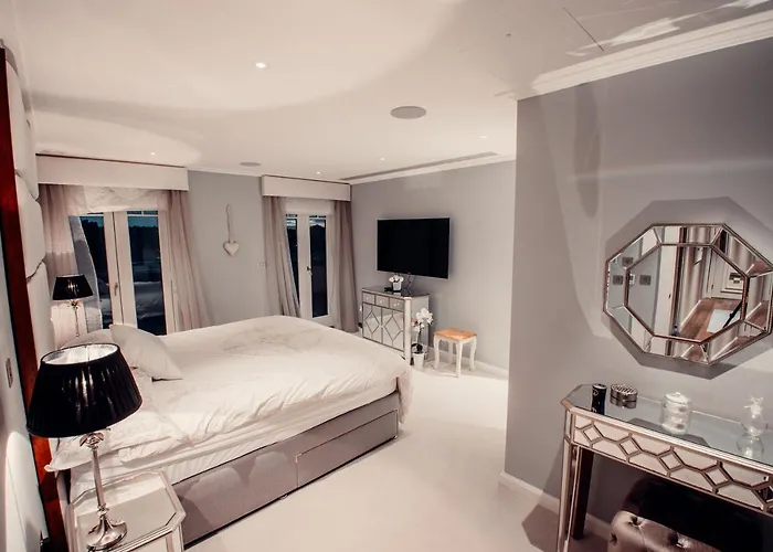 Lovely 4/Bdr Penthouse W/ Lovely Views